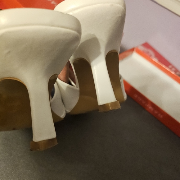 2 Prair of womens shoes worn 1time1 black 1 white like new.Needs new home. - Picture 5 of 11